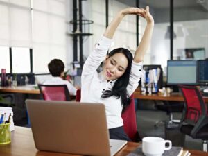 Cách chăm sóc cơ thể khi làm việc văn phòng
