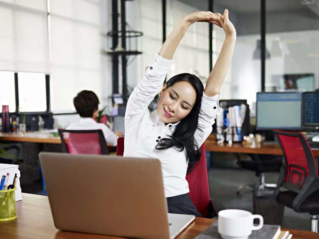 Cách chăm sóc cơ thể khi làm việc văn phòng